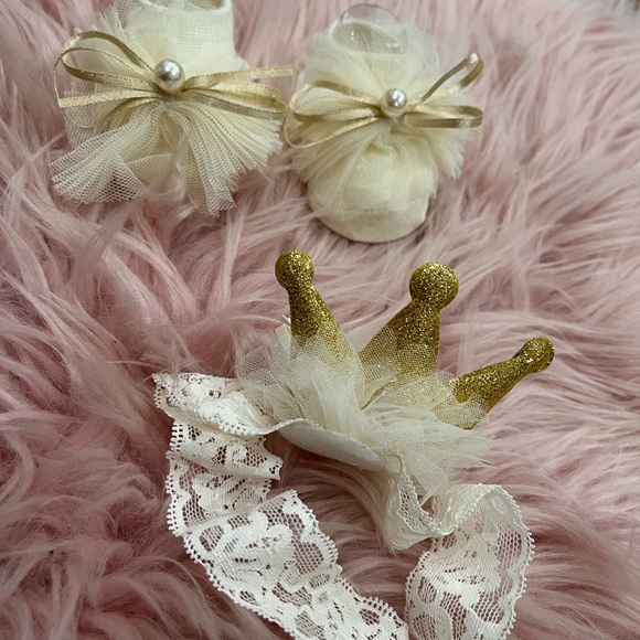 Baby socks and crown headband set - Picture 2 of 3